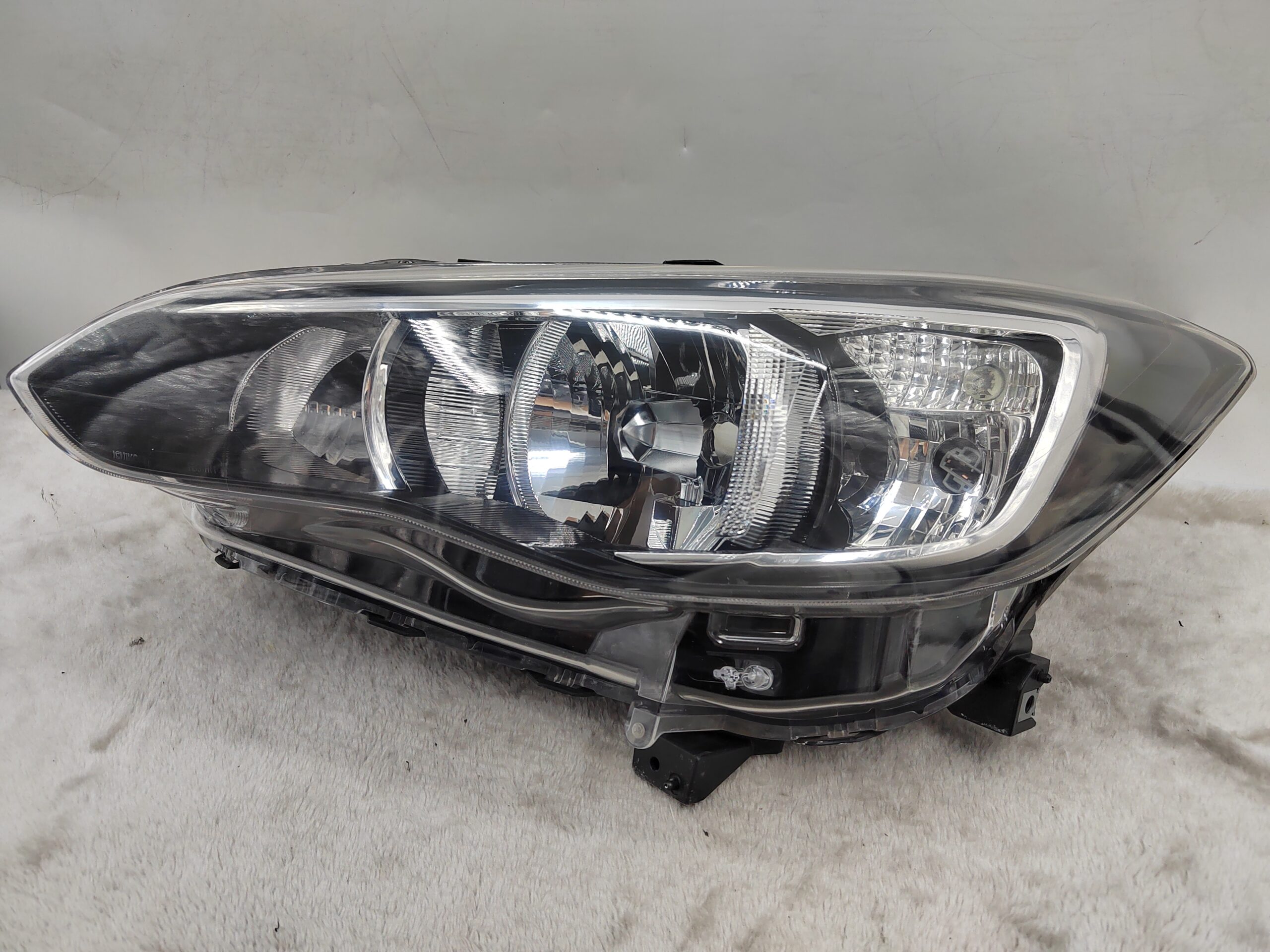 SUBARU XV 2017-2019 HALOGEN L.H.S HEADLIGHT ASSEMBLY