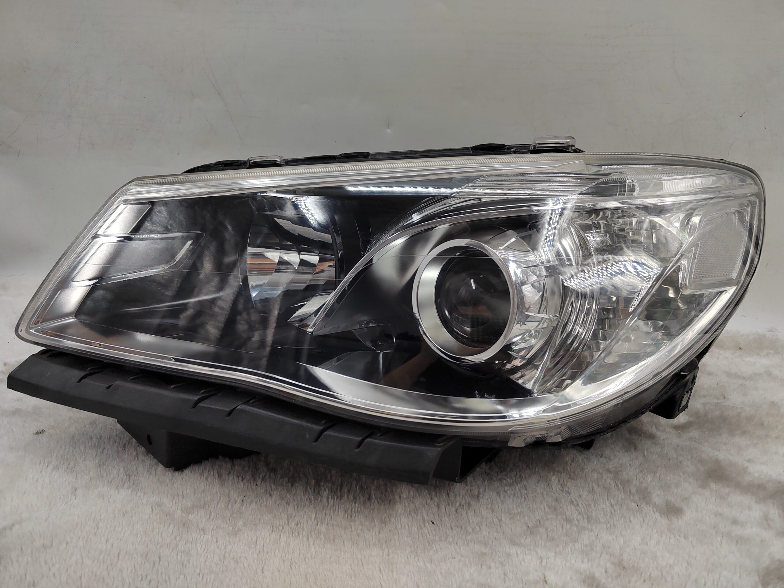 HOLDEN COMMODORE VF SV6 2013-2017 HALOGEN L.H.S HEADLIGHT ASSEMBLY