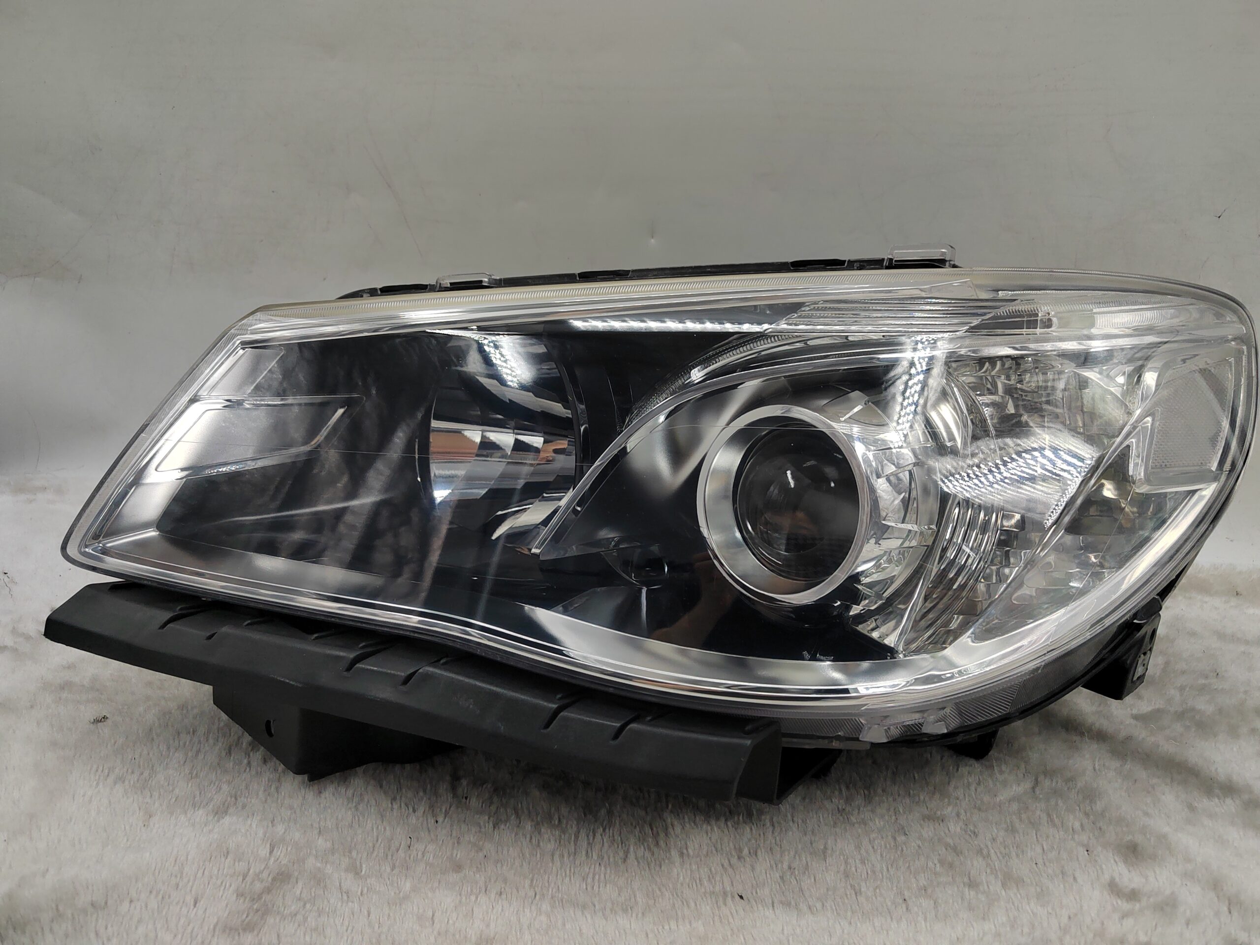 HOLDEN COMMODORE VF SV6 2013-2017 HALOGEN L.H.S HEADLIGHT ASSEMBLY