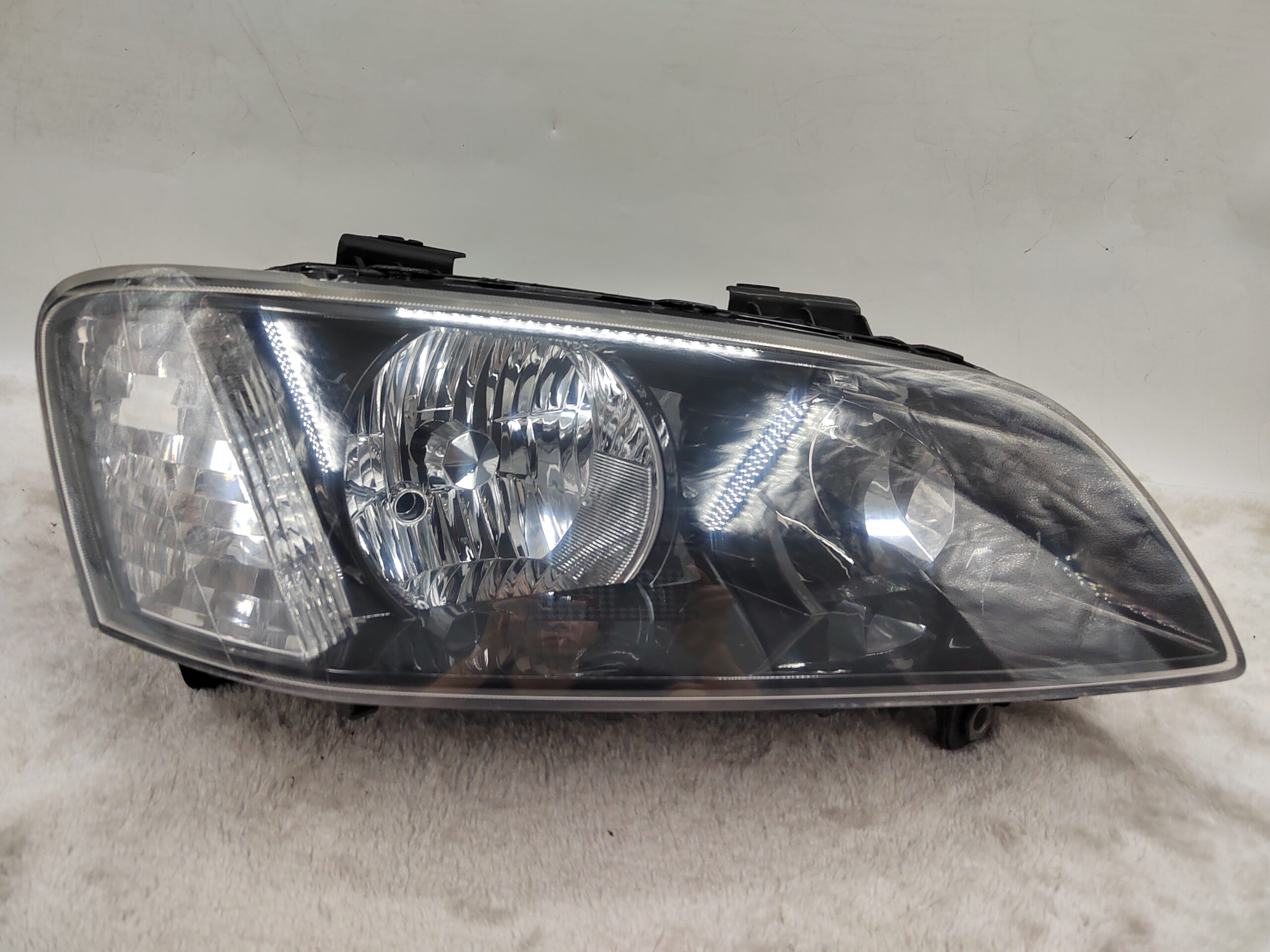 HOLDEN COMMODORE VE SV6 2007-2010 HALOGEN R.H.S HEADLIGHT ASSEMBLY