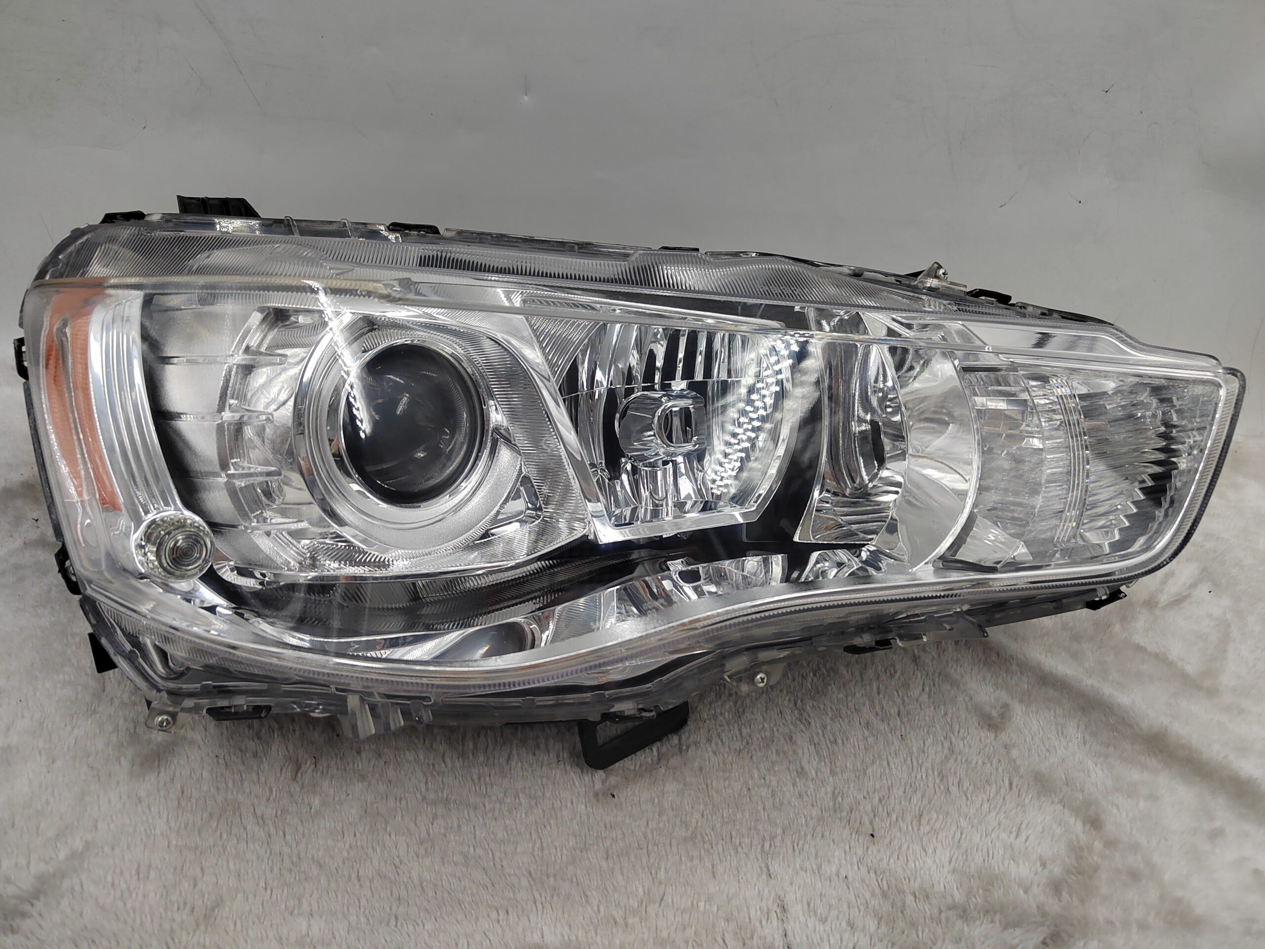 MITSUBISHI OUTLANDER MK2 2009-2012 XENON R.H.S HEADLIGHT ASSEMBLY