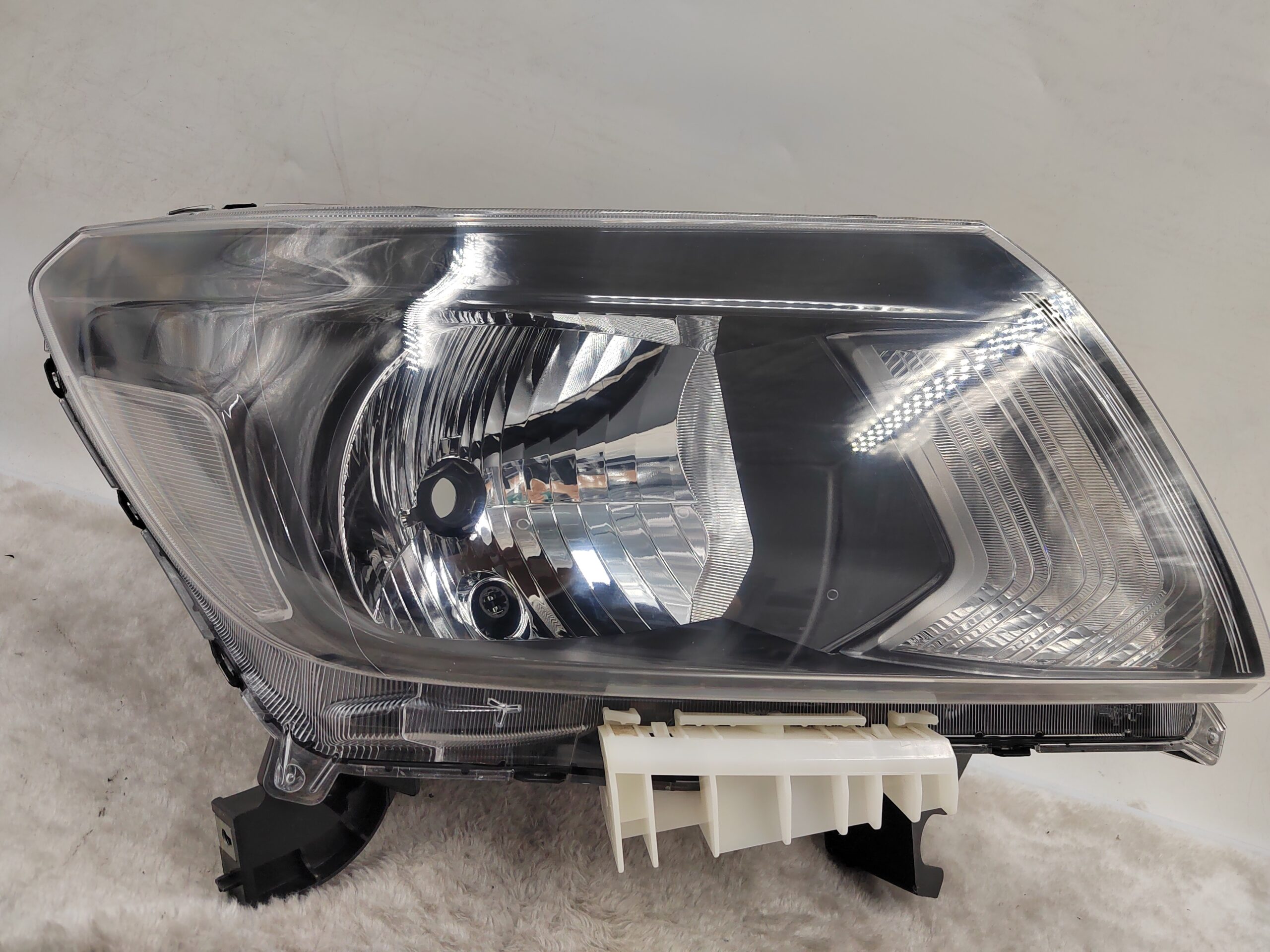 NISSAN NAVARA NP300 2015-2020 HALOGEN R.H.S HEADLIGHT ASSEMBLY