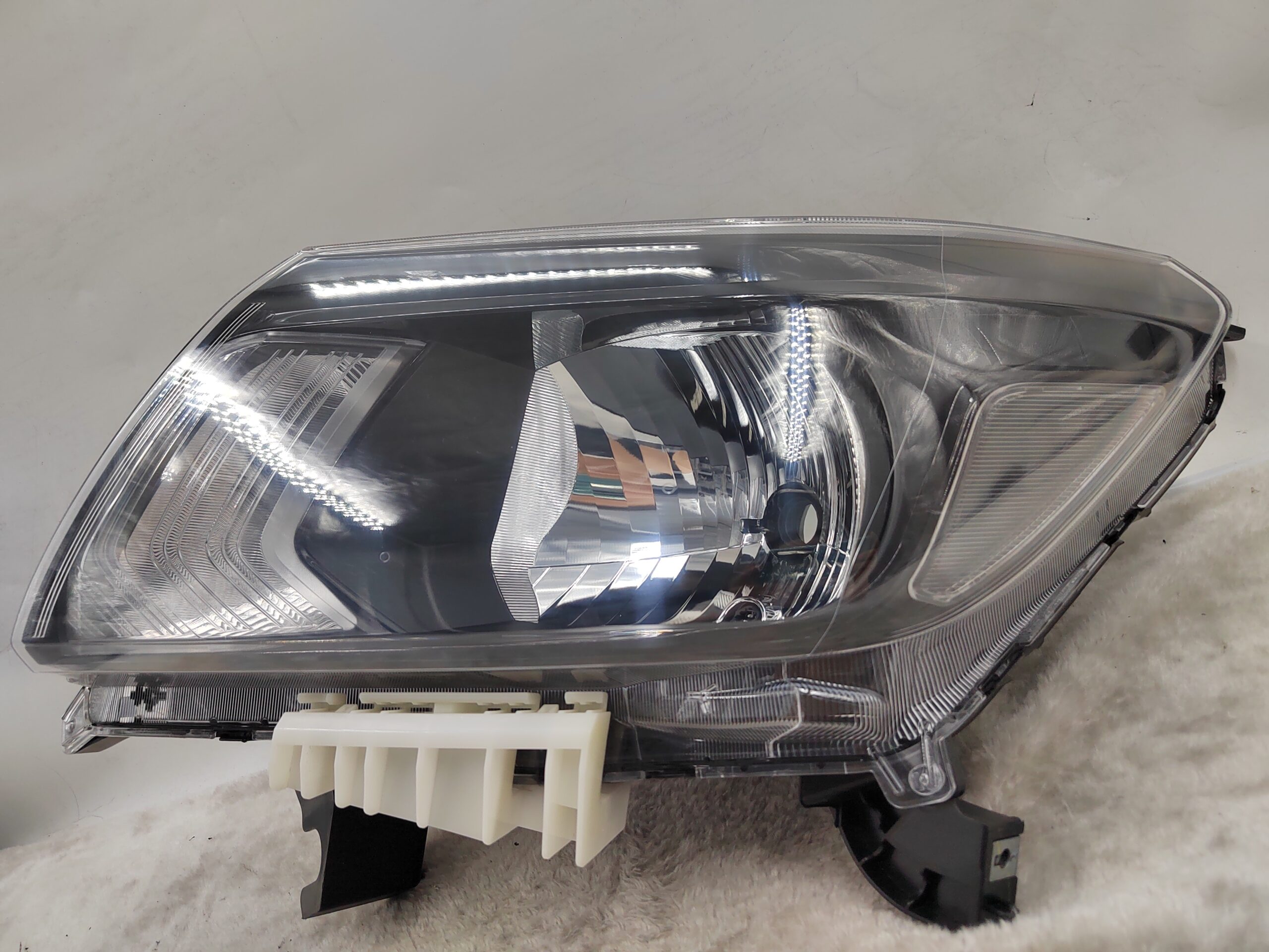 NISSAN NAVARA NP300 2015-2020 HALOGEN L.H.S HEADLIGHT ASSEMBLY