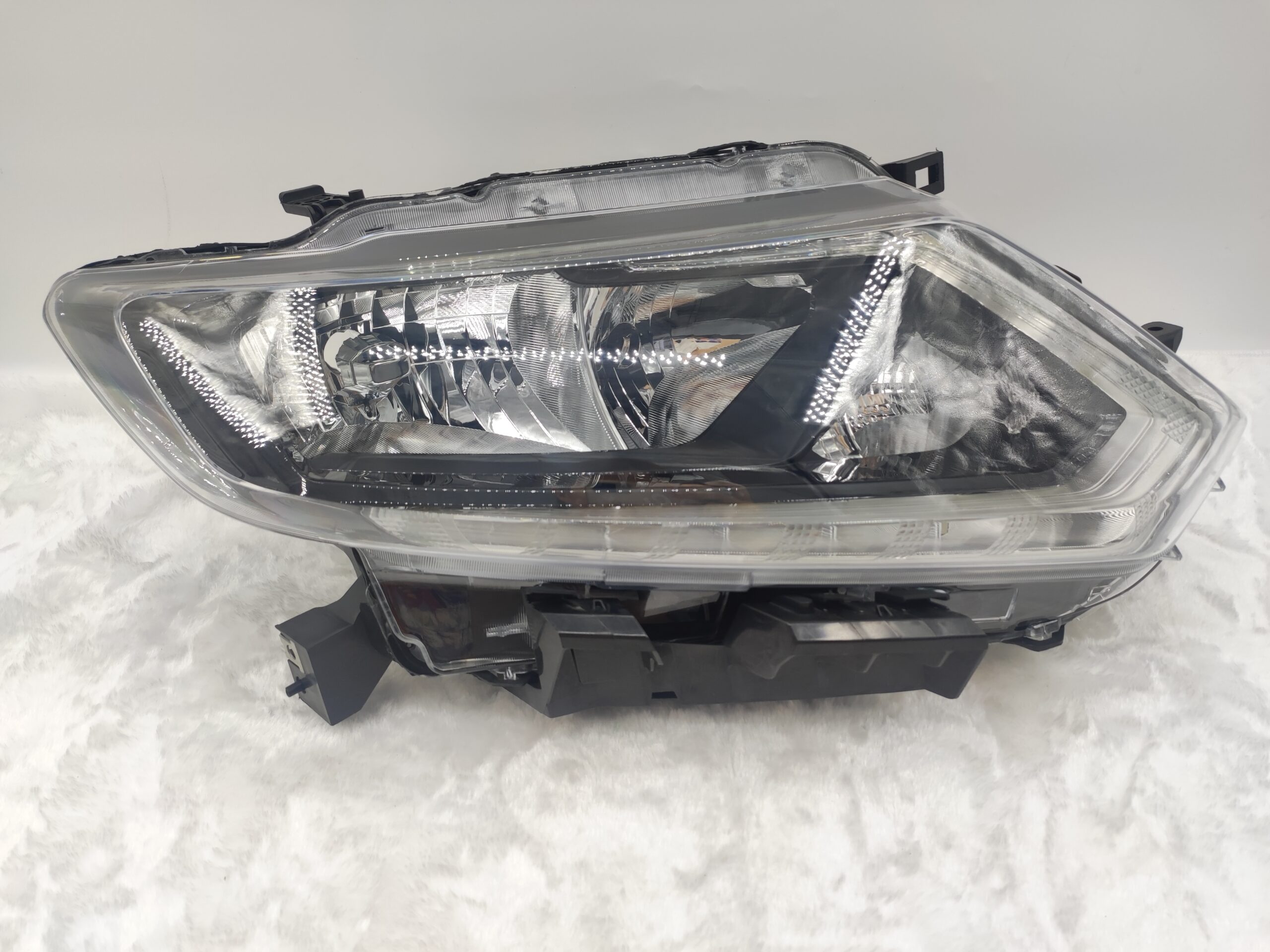 NISSAN X-TRAIL 2014-2016 HALOGEN R.H.S HEADLIGHT ASSEMBLY