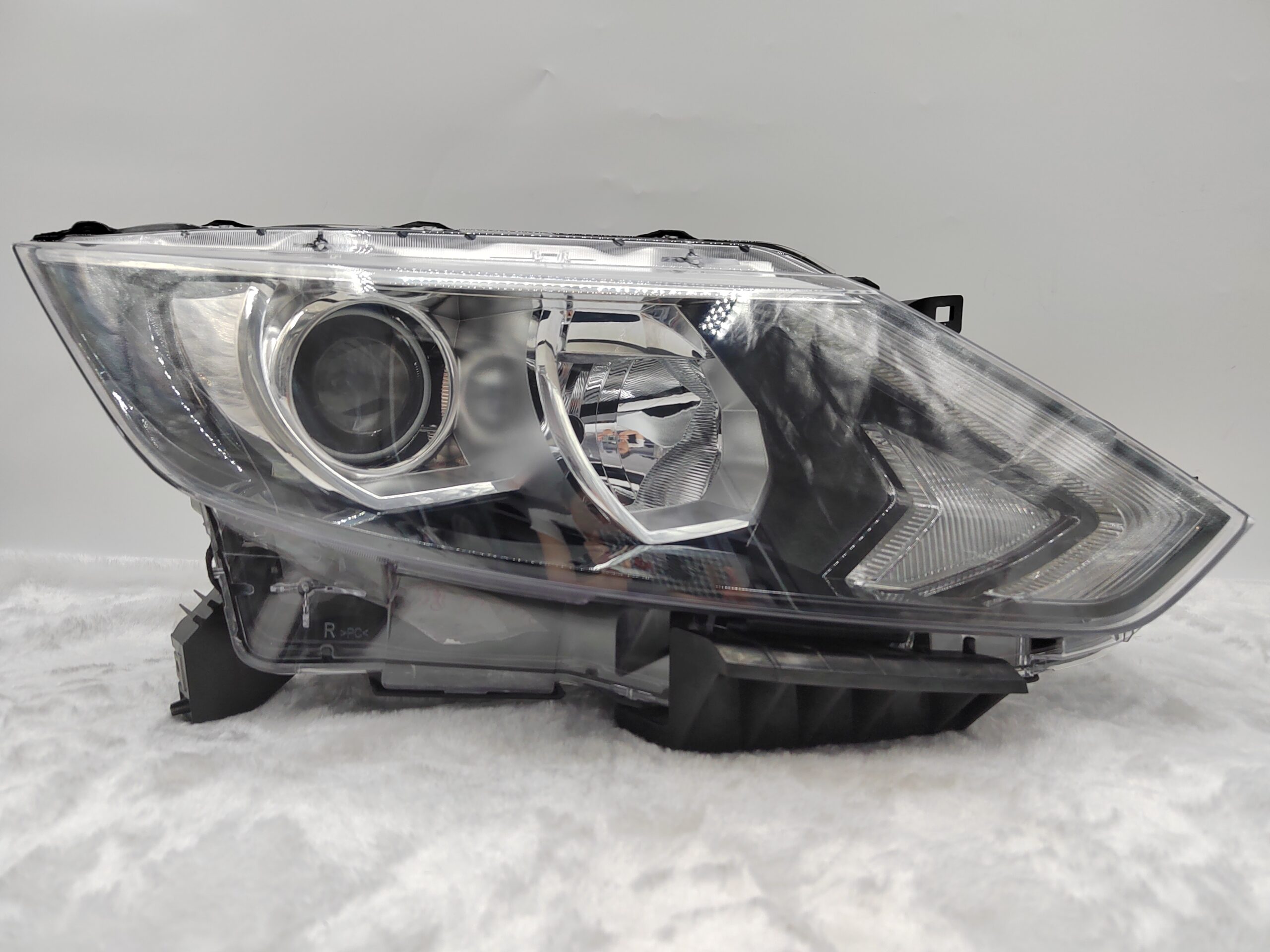 NISSAN QASHQAI J11 2014-2016 HALOGEN R.H.S HEADLIGHT ASSEMBLY