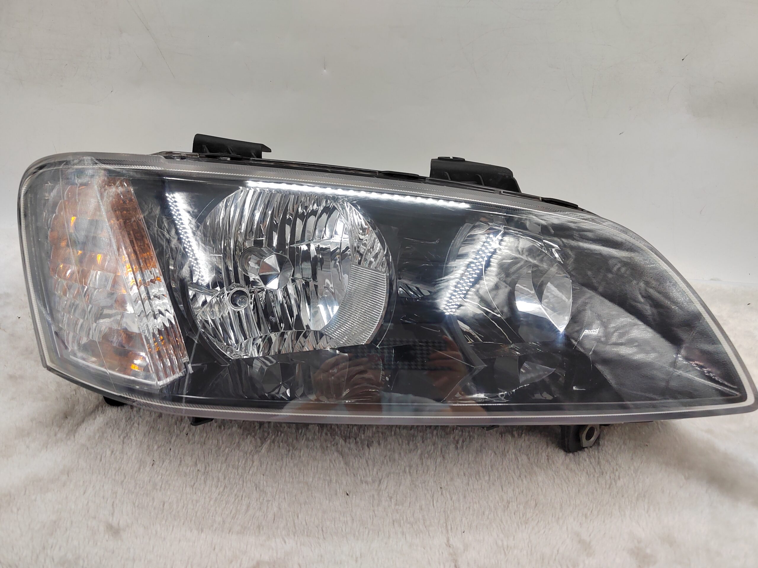 HOLDEN COMMODORE VE SV6 2007-2010 HALOGEN R.H.S HEADLIGHT ASSEMBLY