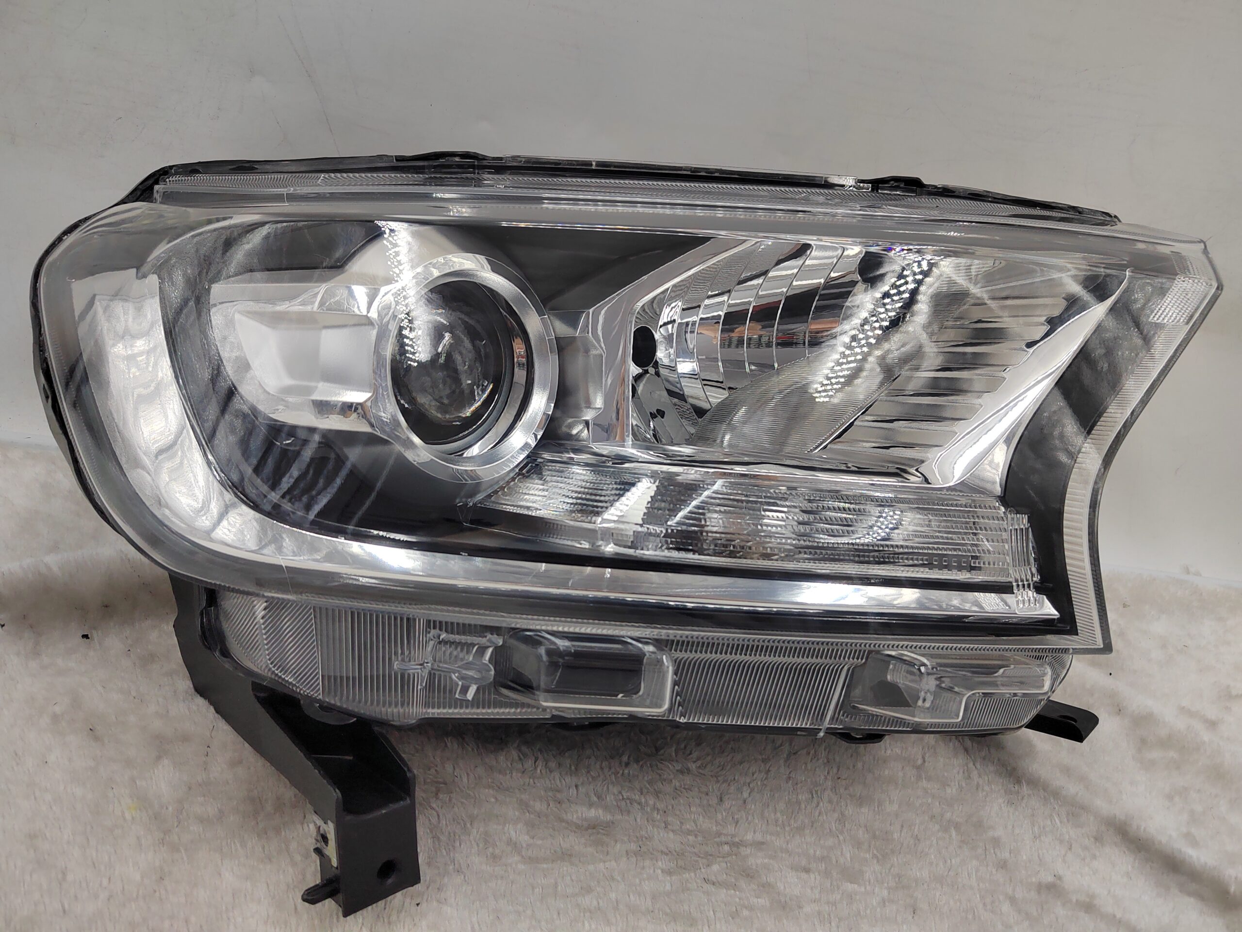 FORD EVEREST RANGER 2015-2019 HALOGEN R.H.S HEADLIGHT ASSEMBLY