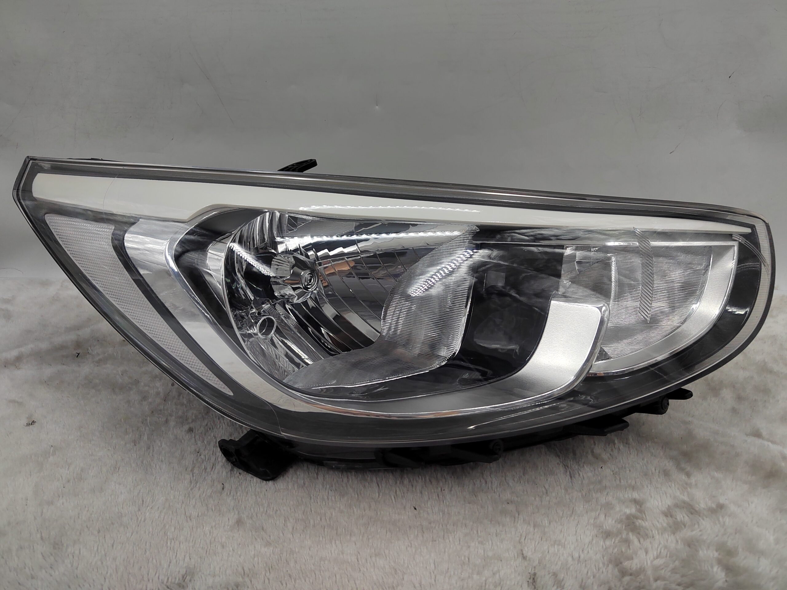 HYUNDAI ACCENT RB 2015-2017 HALOGEN R.H.S HEADLIGHT ASSEMBLY