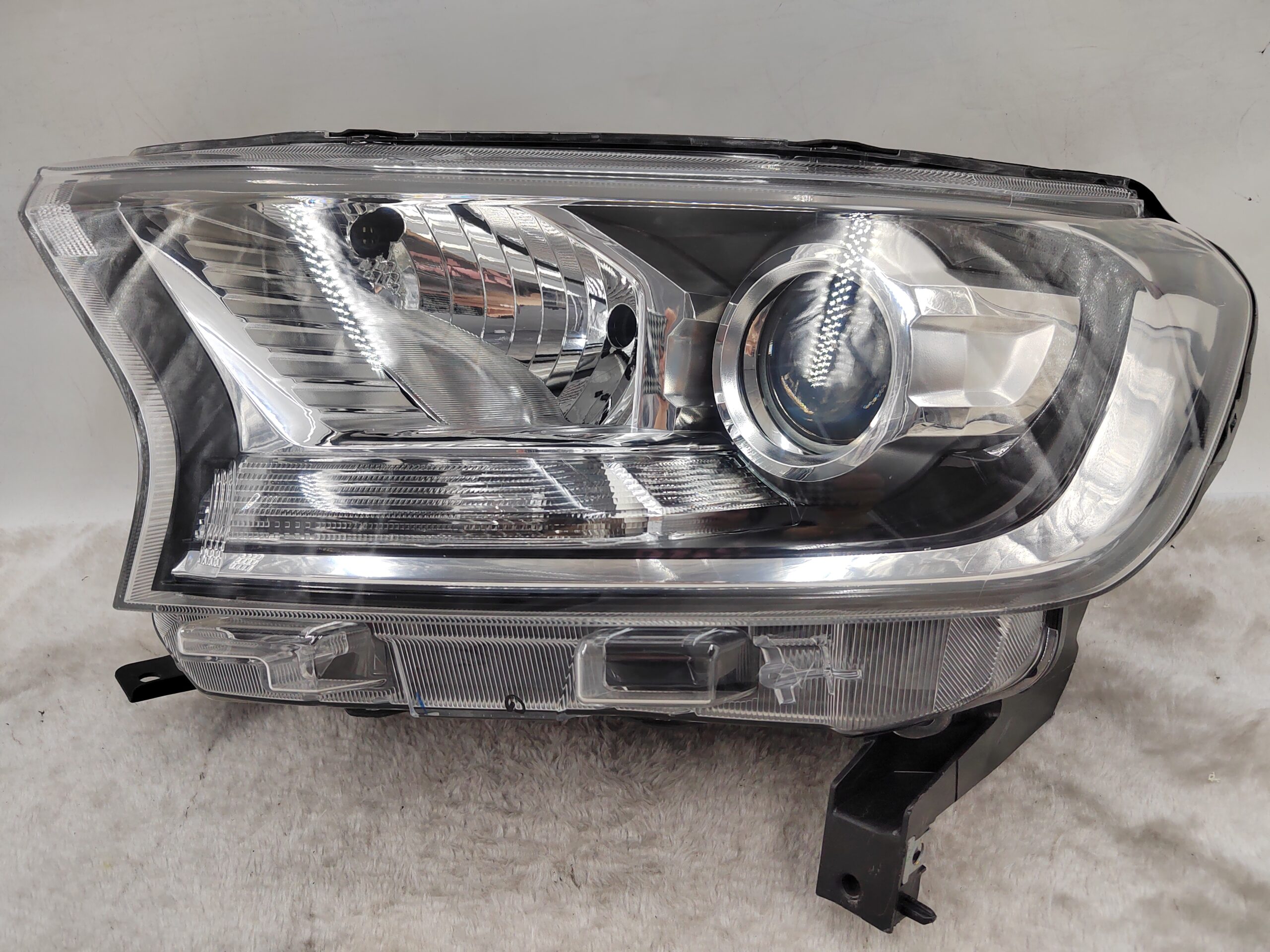 FORD EVEREST RANGER 2015-2019 HALOGEN L.H.S HEADLIGHT ASSEMBLY