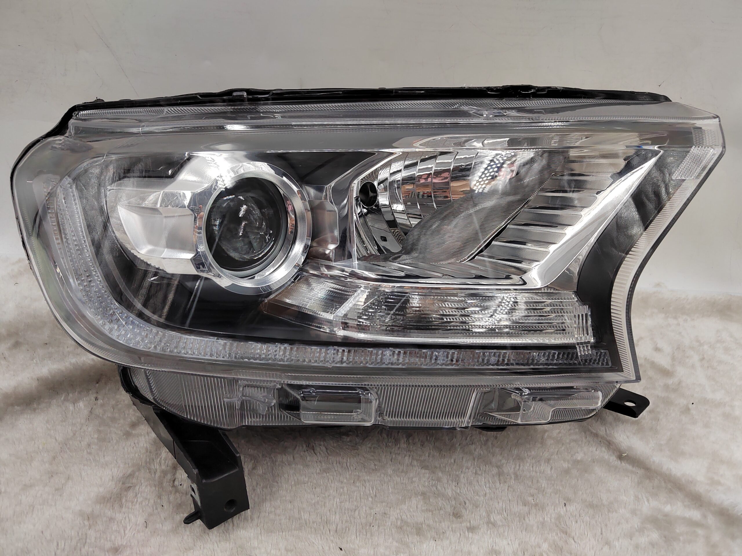 FORD EVEREST RANGER 2015-2019 XENON R.H.S HEADLIGHT ASSEMBLY