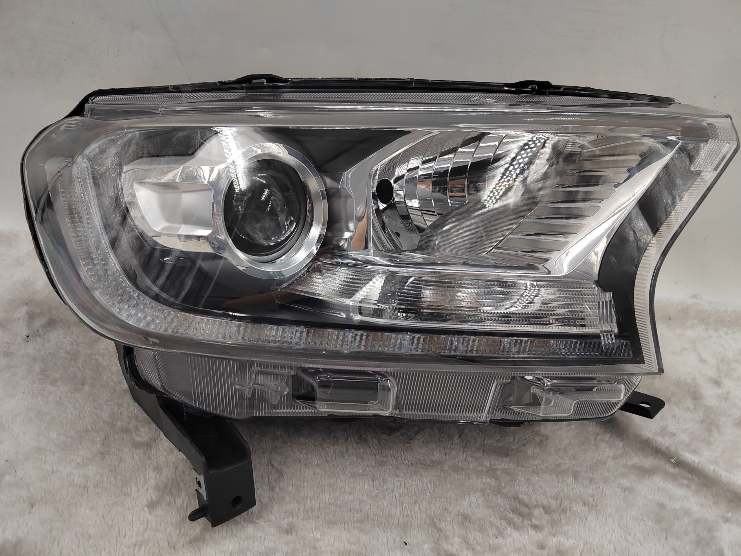 FORD EVEREST RANGER 2015-2019 XENON R.H.S HEADLIGHT ASSEMBLY