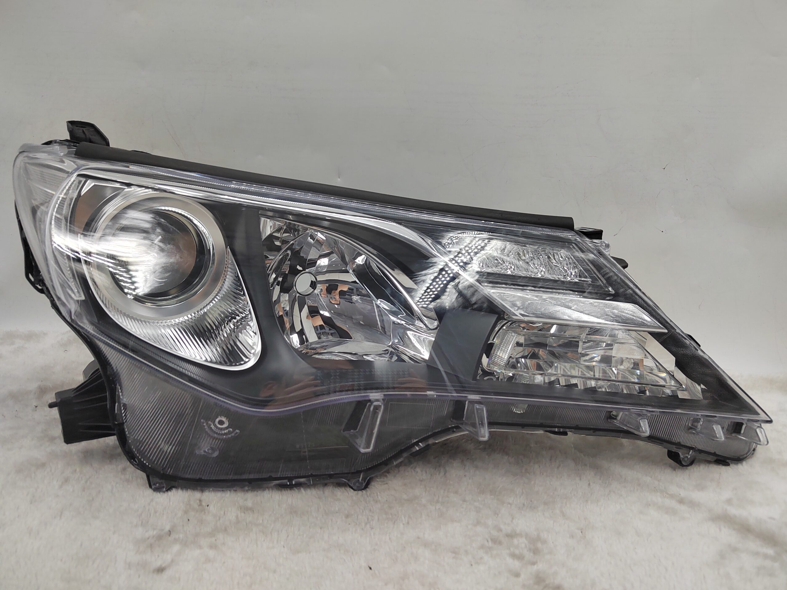 TOYOTA RAV4 IV XA40 2013-2015 HALOGEN R.H.S HEADLIGHT ASSEMBLY