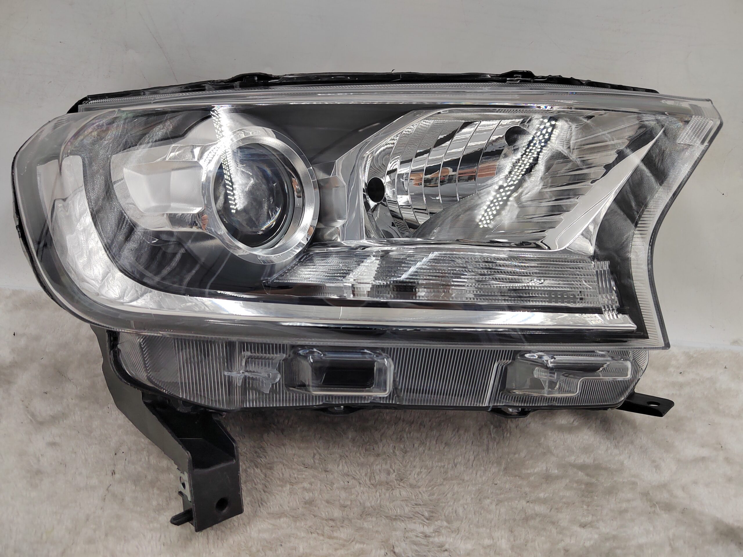 FORD EVEREST RANGER 2015-2019 HALOGEN R.H.S HEADLIGHT ASSEMBLY