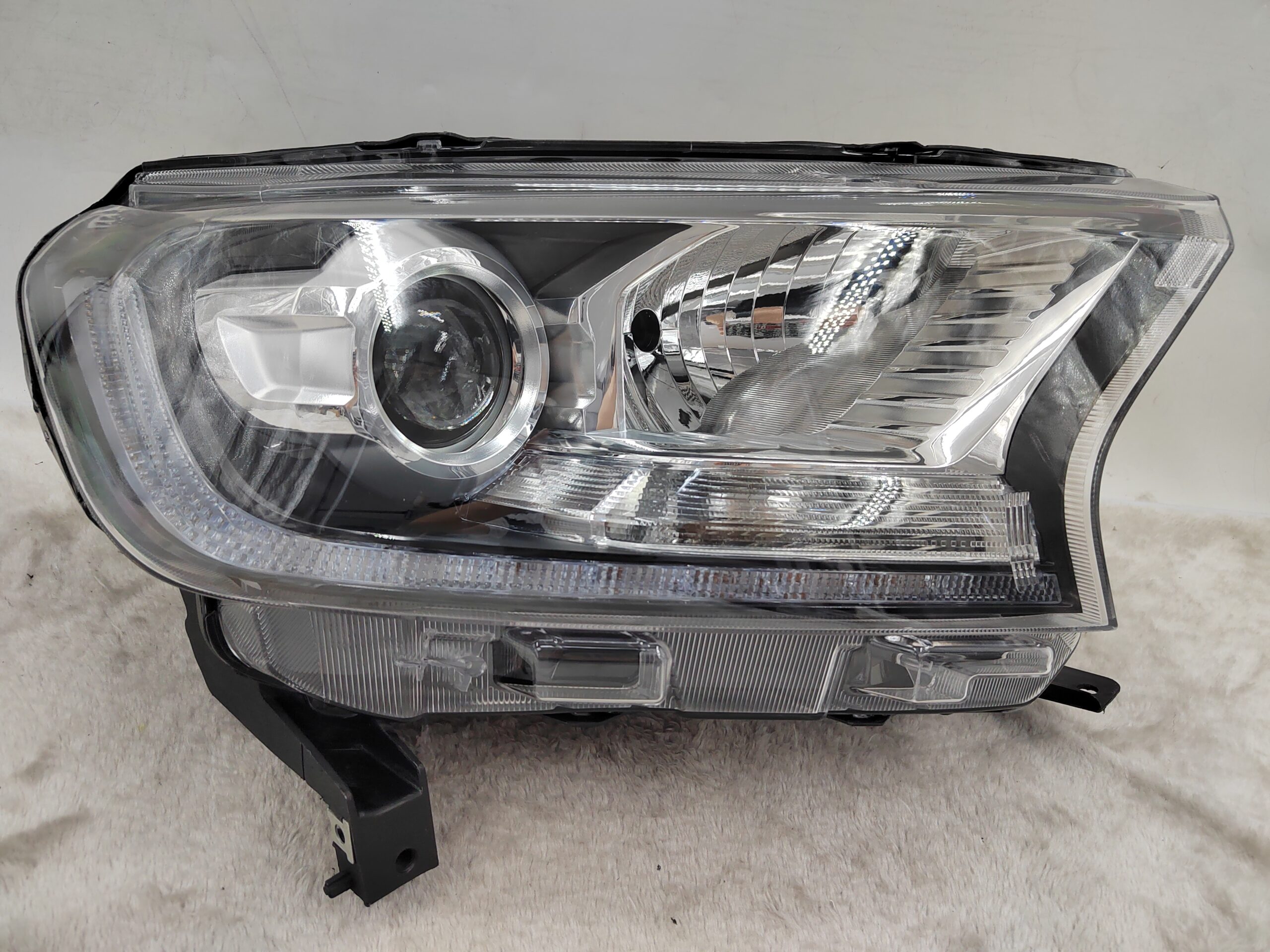 FORD EVEREST RANGER 2015-2019 XENON R.H.S HEADLIGHT ASSEMBLY