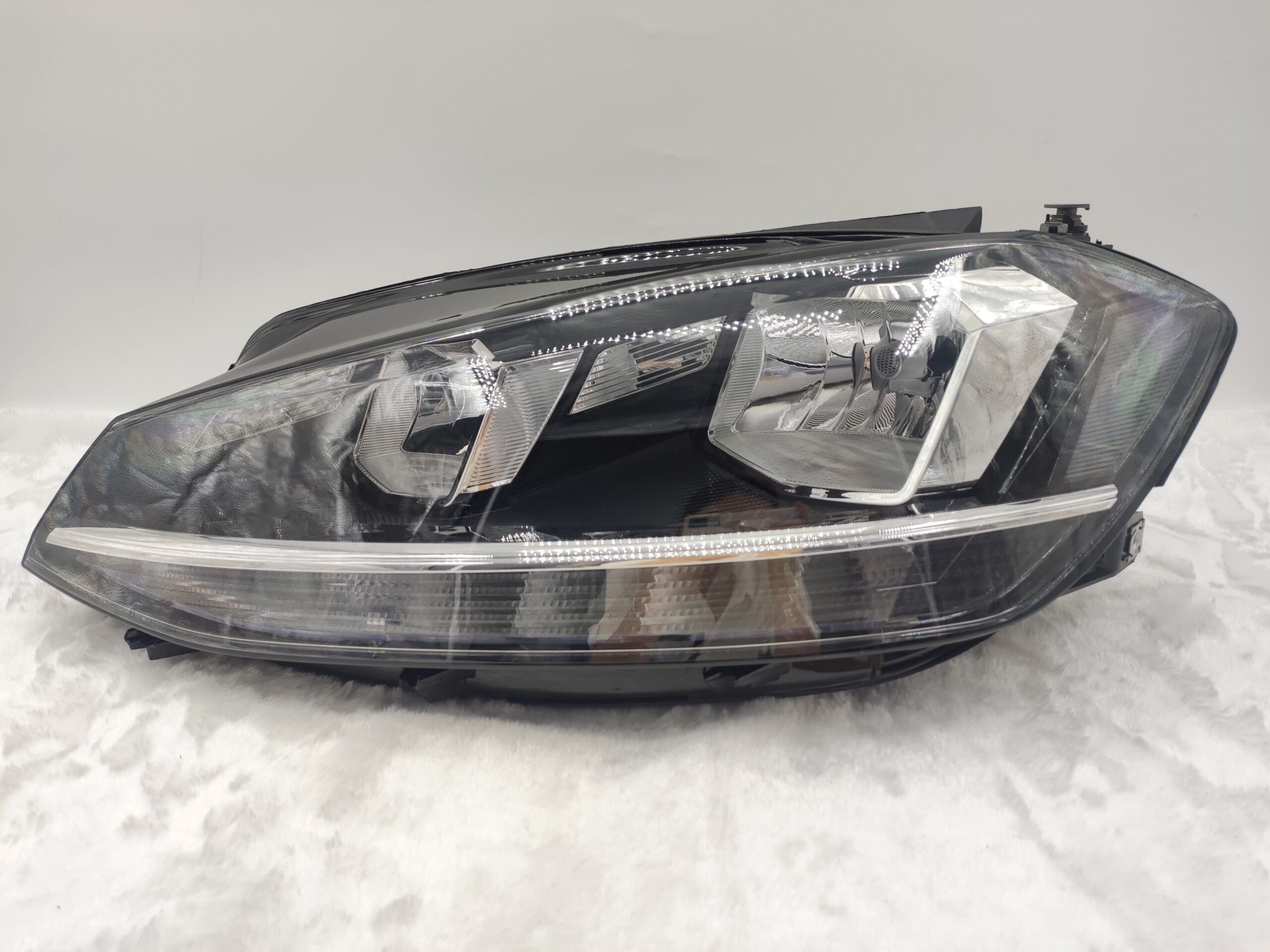 VOLKSWAGEN GOLF 2017-2019 HALOGEN L.H.S HEADLIGHT ASSEMBLY