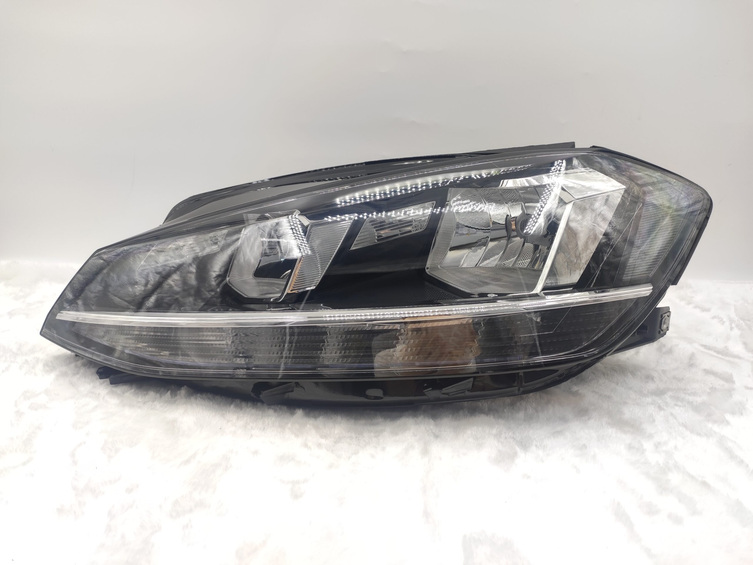 VOLKSWAGEN GOLF 2017-2019 HALOGEN L.H.S HEADLIGHT ASSEMBLY