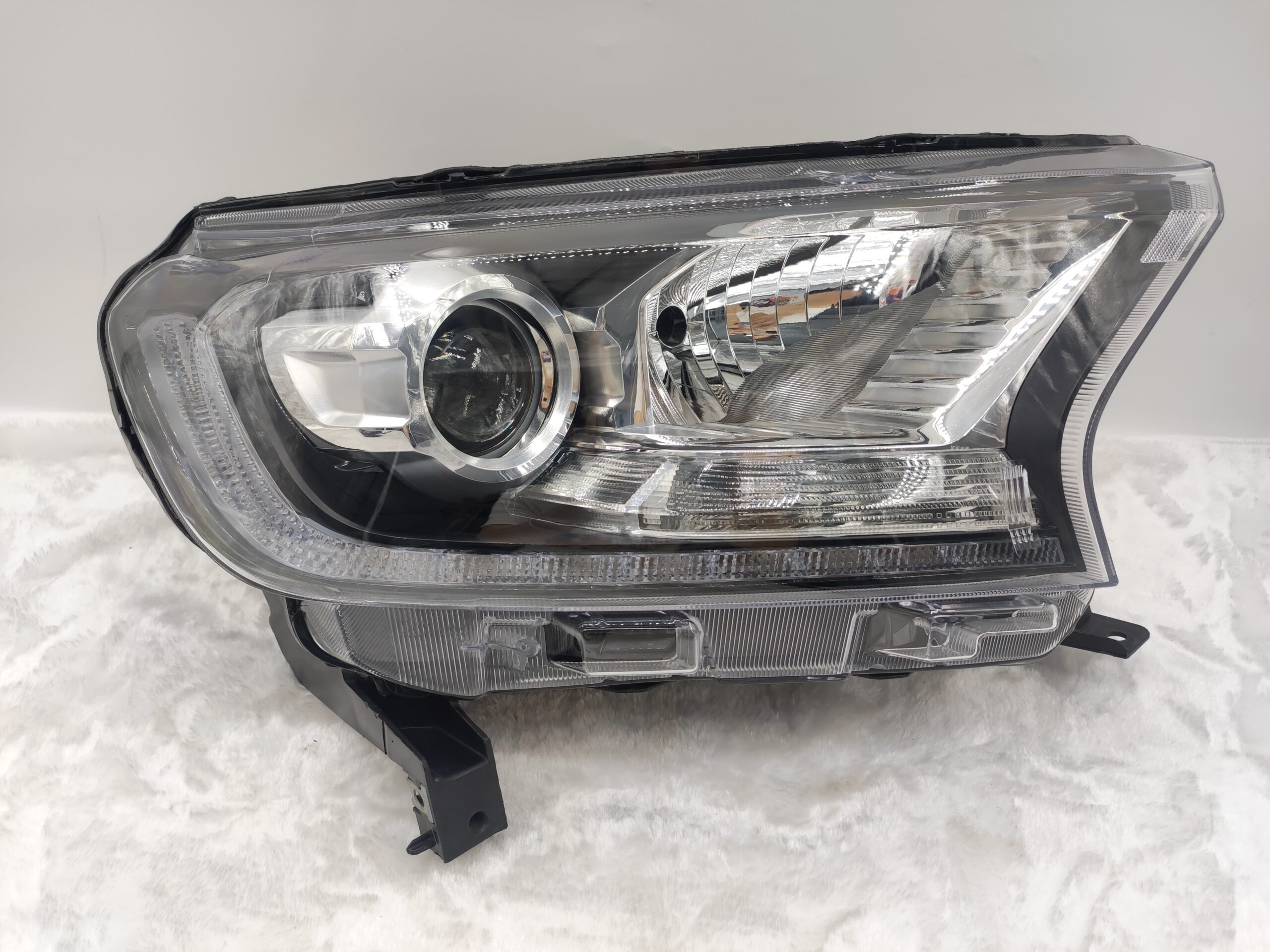 FORD EVEREST RANGER 2015-2019 XENON R.H.S HEADLIGHT ASSEMBLY