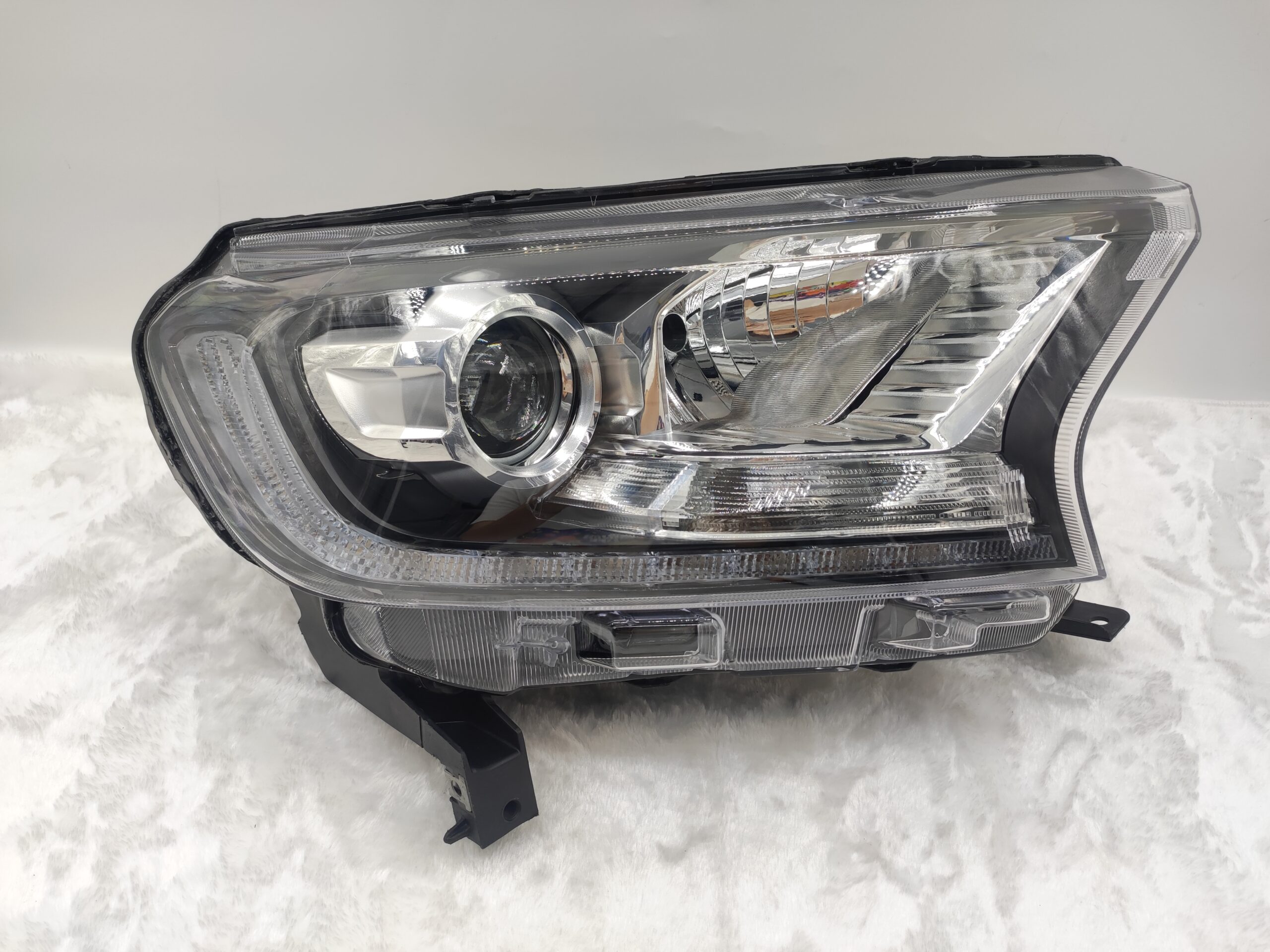 FORD EVEREST RANGER 2015-2019 XENON R.H.S HEADLIGHT ASSEMBLY