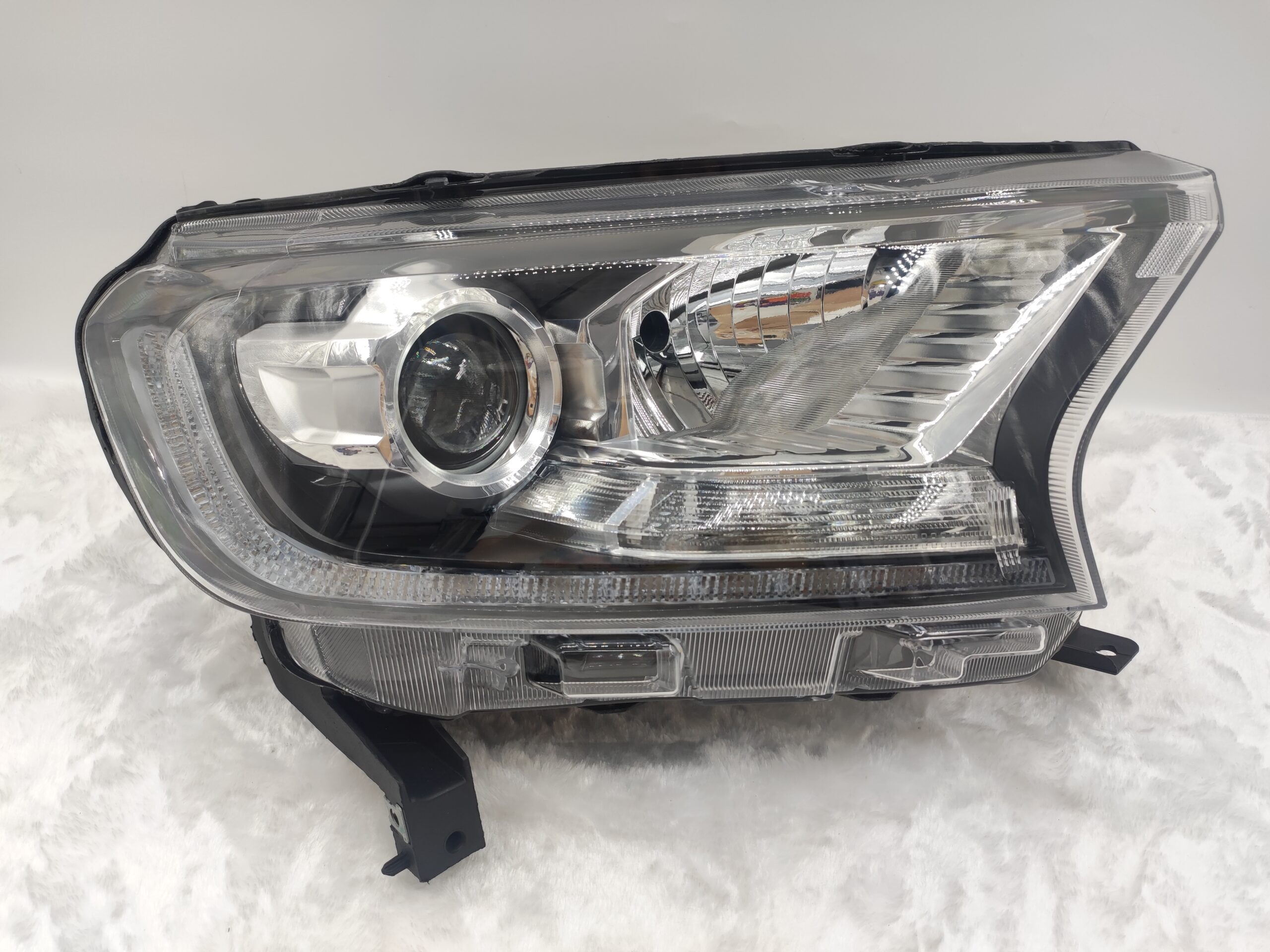 FORD EVEREST RANGER 2015-2019 XENON R.H.S HEADLIGHT ASSEMBLY