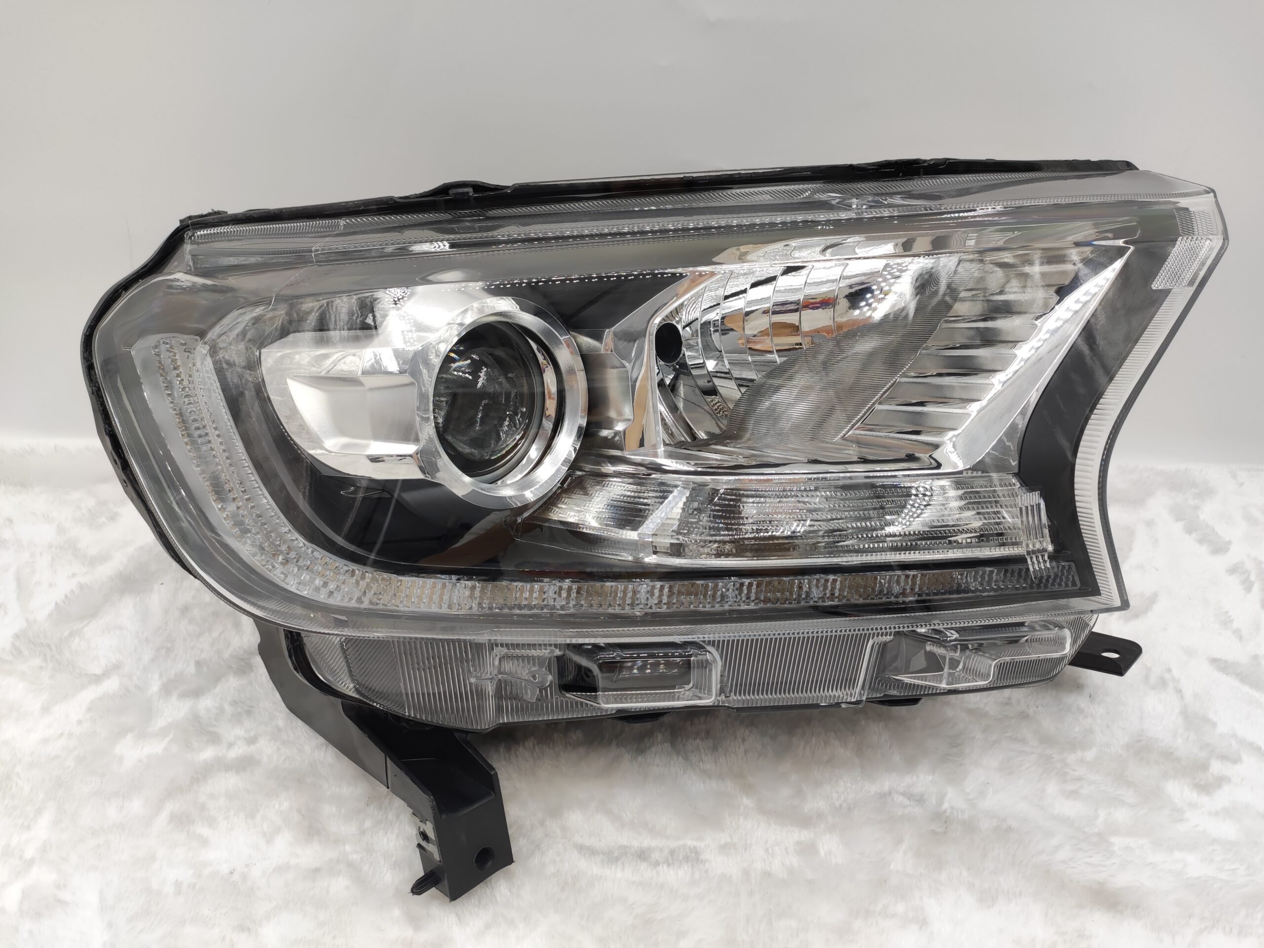 FORD EVEREST RANGER 2015-2019 XENON R.H.S HEADLIGHT ASSEMBLY