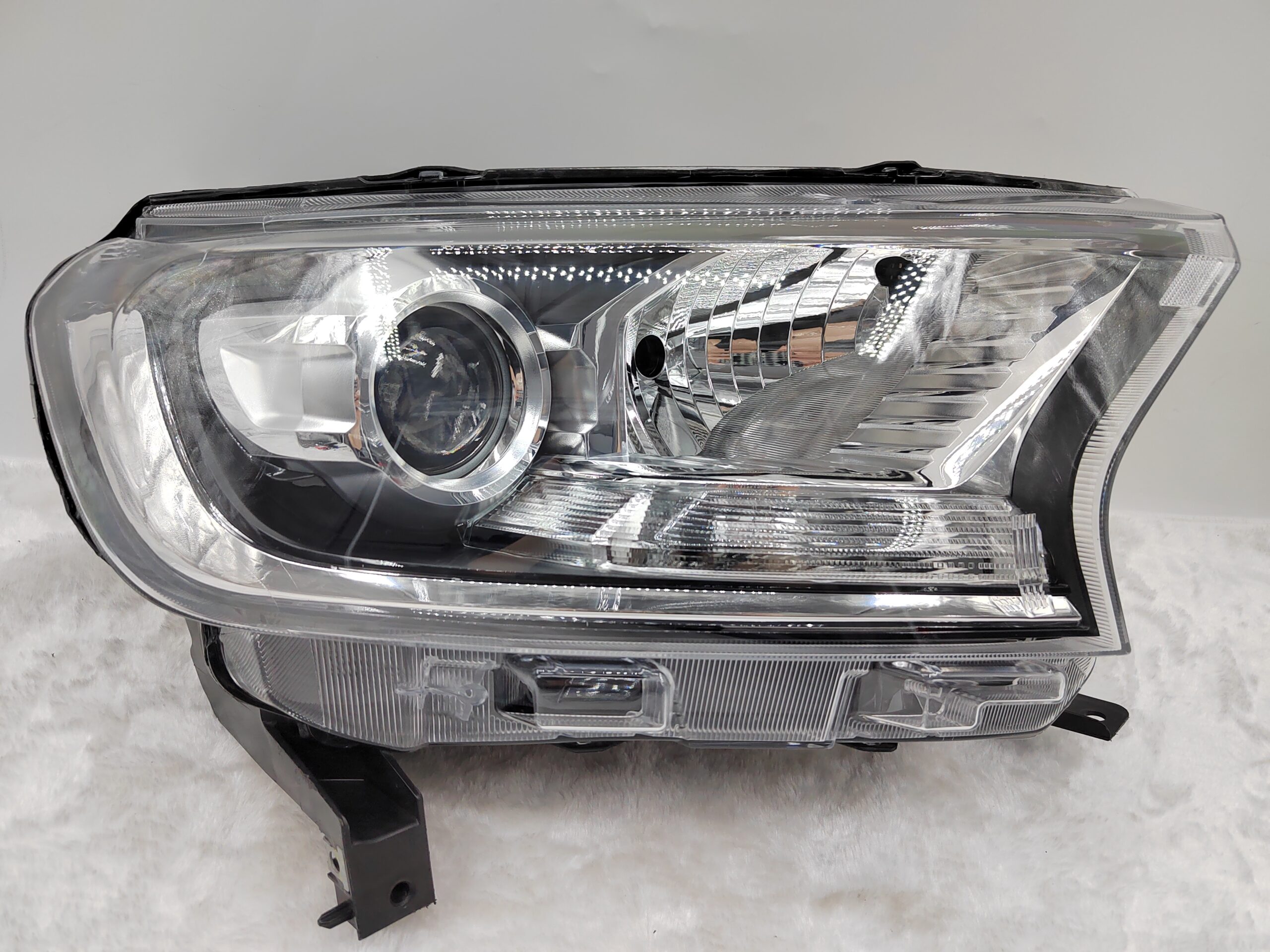 FORD EVEREST RANGER 2015-2019 HALOGEN R.H.S HEADLIGHT ASSEMBLY