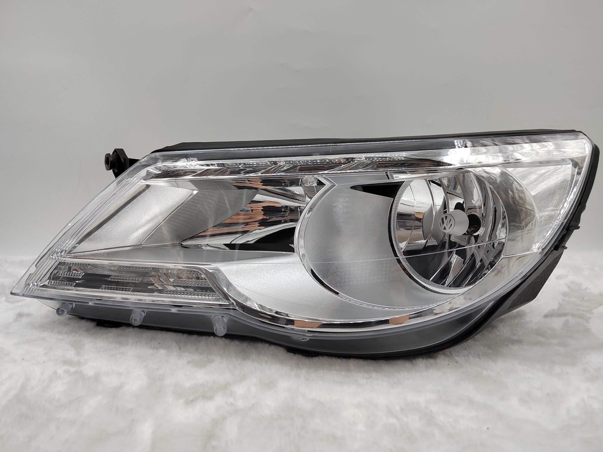 VOLKSWAGEN TIGUAN 2007-2011 HALOGEN L.H.S HEADLIGHT ASSEMBLY