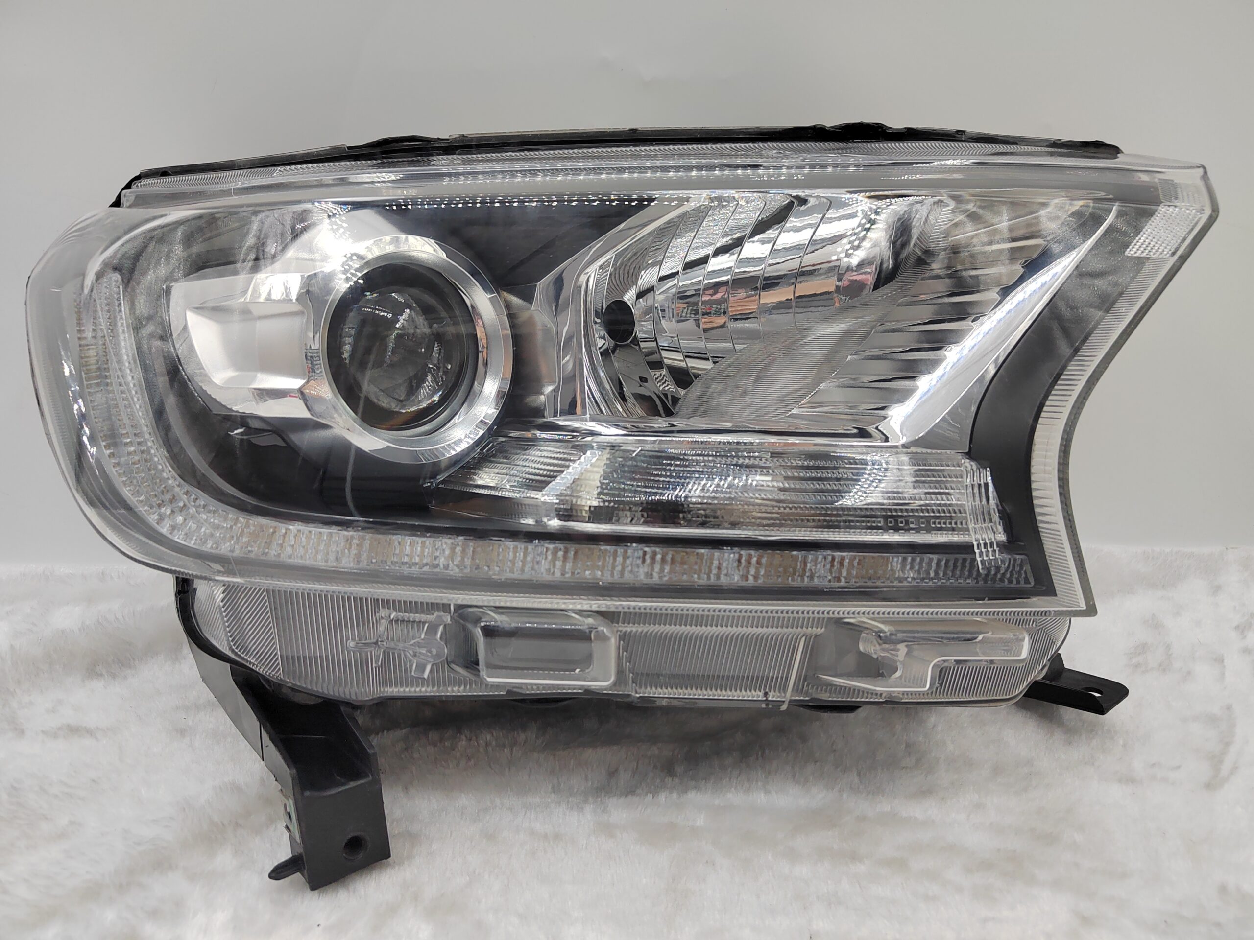 FORD EVEREST RANGER 2015-2019 XENON R.H.S HEADLIGHT ASSEMBLY